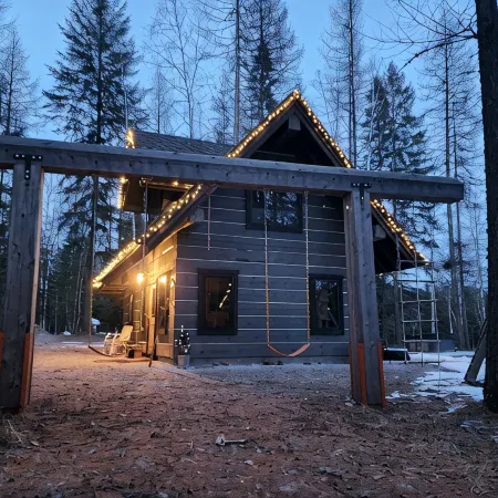 Play House Private Ozone Hot Tub, w/ Beautiful Views. Quaint, Cozy, & Peaceful.