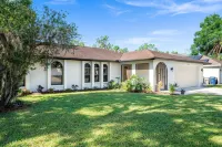 Tropical Paradise! Family-Friendly Home Near the Beach! - WiFi