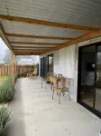 Q1 on Crestview, Adorable 1 Bedroom Farm Stay Cabin - Bungalows