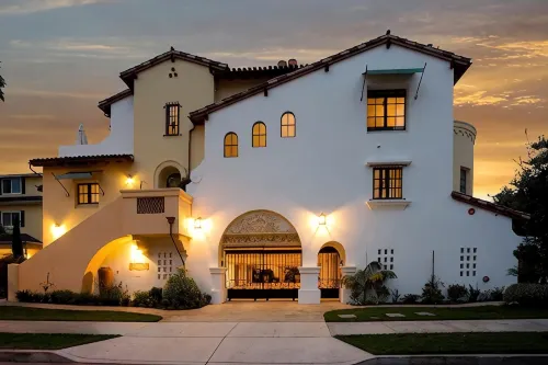 Experience West Beach living, just steps away from Santa Barbara Harbor - Jacuzzi