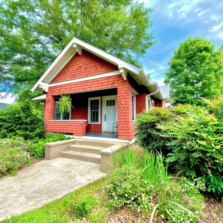 Deluxe Downtown Bungalow - fenced in yard, pet friendly.