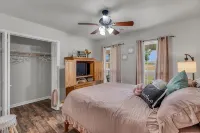 Location! Location!<br>Minutes to all shopping and your favorites restaurant! - Wifi