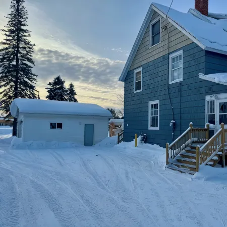 Spacious 7-bedroom house with WiFi, Garage, Sauna, and AC in amazing Calumet