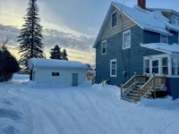 Spacious 7-bedroom house with WiFi, Garage, Sauna, and AC in amazing Calumet - Wifi