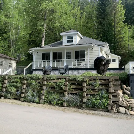 Completely renovated bungalow on South Hill steps from quaint downtown Wallace!!