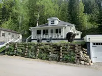 Completely renovated bungalow on South Hill steps from quaint downtown Wallace!! - Wi-Fi