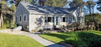 Spacious, private cottage just a few minutes walk to Ridgevale Beach! - 3-نجوم