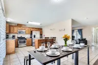 Shalimar Retreat, Large Pool, Hot Tub, Game Room, Backyard, 5 Bdrooms, BBQ Grill - Boutique