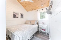 LAKEFRONT COTTAGE WITH GREAT VIEWS, FULL KITCHEN, & STARLINK Wi-Fi - 4-Star