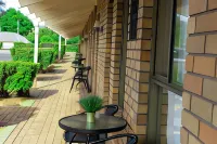 All Travellers Motor Inn - parking