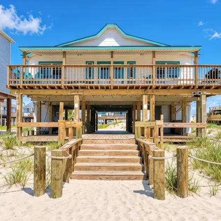 Pedestrian Beach Front 3- bedroom house in Surfside Beach