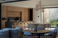 Luxury 5BR Villa with Pool & Hot Tub, Querencia - 精品