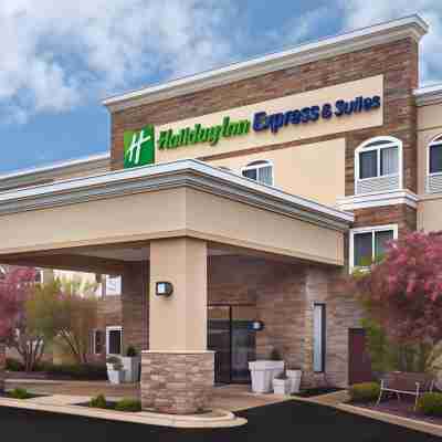 Holiday Inn Express & Suites Chicago-Libertyville Hotel Exterior