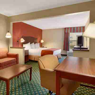 Comfort Inn & Suites Rooms