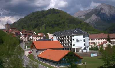 Hotel y Apartamentos SNÖ Isaba Hotels in Oronz