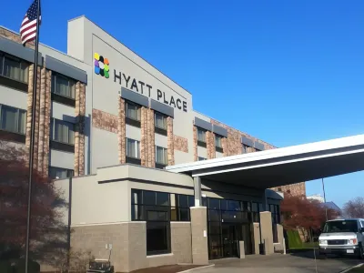 Comfort Suites Milwaukee West فنادق في ميلواوكي