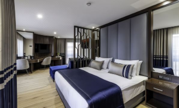 Aprilis Deluxe Hotel