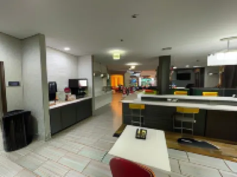 Del-Mar Airport Inn & Suites