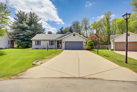 Lovely Terre Haute Home w/ Private Yard & Hot Tub! โรงแรมใกล้Isu Hulman Center