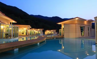 Jeongseon Dewey Tree Pension & Caravan Garden