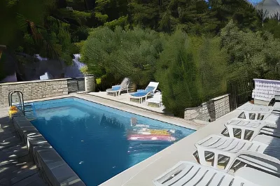 Villa Avantgarde فنادق في Celopeci