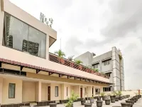 Raz Hotel and Convention Hotel dekat INDOMARET SIMPANG SIMALINGKAR
