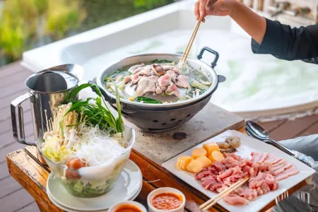 Mondara Villa and Glamping Отели рядом с достопримечательностью «Samnaksong Sitthithamrangsri»