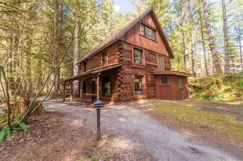 Mountain Condo w/ Resort Pools, Hot Tubs, Sauna Access! Hotels in Glacier