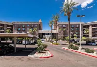 Condo by the Lake! Heated Pool, Walking distance to Lake and Golfing
