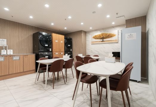 하운드호텔 제천역의 모던한 로비나 객실 이미지