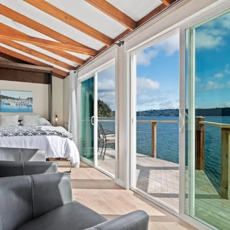 Waterfront Studio Apartment. Perfect for work or play.