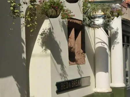 The Old Court House Guest House Отели в г. Брамптон Абботс