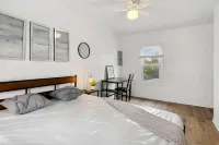 Modern Flat with Free Parking and High-Speed Wi-Fi - Stylish Urban Retreat