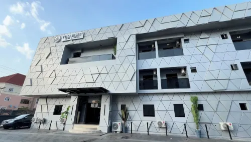 Fullbliss Hotel and Suites