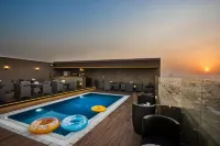Naviti Warwick Dammam - Rooftop Pools