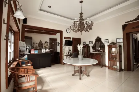 Ndalem Maharani Guest House Отели рядом с достопримечательностью «Keraton Ngayogyakarta Hadiningrat»