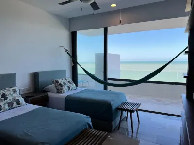 Luxury condo w/private jacuzzi and flamingo views  호텔