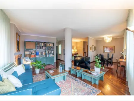 Large and bright penthouse in the heart of the city of Parma near the station