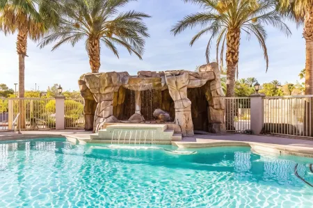 Comfort Inn & Suites Henderson - Las Vegas Отели рядом с достопримечательностью «Парк Кларк Уэтлендс»