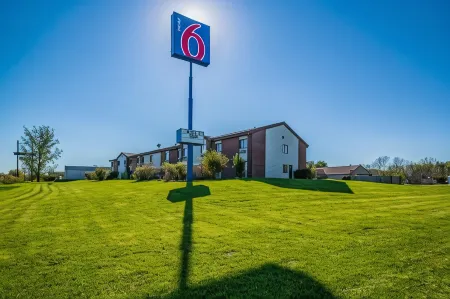 Motel 6 Saukville, WI