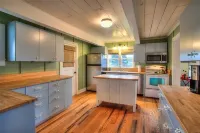 Adorable Cottage 1.5 blocks from the beach!