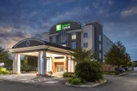 Holiday Inn Express Crystal River Hotels near Crystal River Public Pickleball Courts