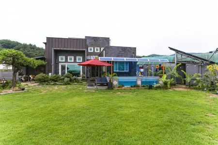 Gyeongju Hwawon Stage Pool Villa Отели в г. Кенджу