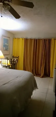 The Upper  Deck  Cozy Private Room 5 minutes away from beach