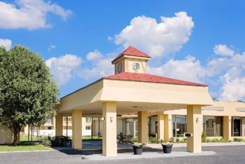 Days Inn by Wyndham Easton - parking