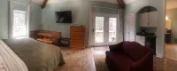 Suite w/ Private Entry and Nature Trails 40 cleaning)