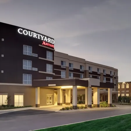 Courtyard Starkville MSU at the Mill Conference Center Отели в г. Октибэха