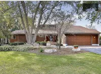 Amazing renovated acreage with heated pool + hottub (september 1