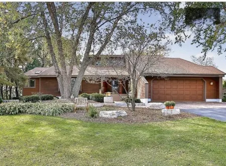 Amazing renovated acreage with heated pool + hottub (september 1