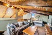 Sky Cabin!! Private 2 acres only 10 min to Estes Park. Great Views of Longs Peak